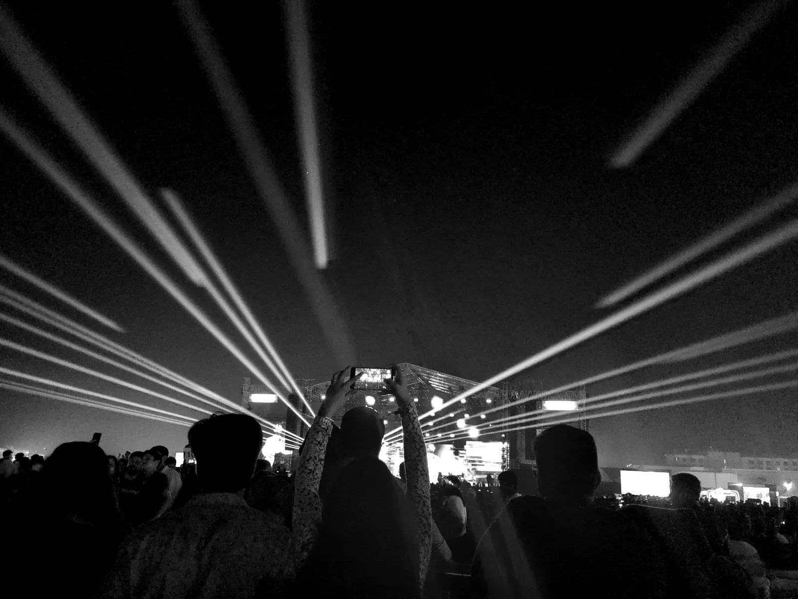 Faisceaux lasers au-dessus d'une foule